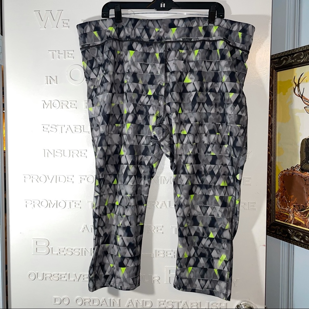 Capri Leggings. 3X. Grey/Neon Green geometric.
